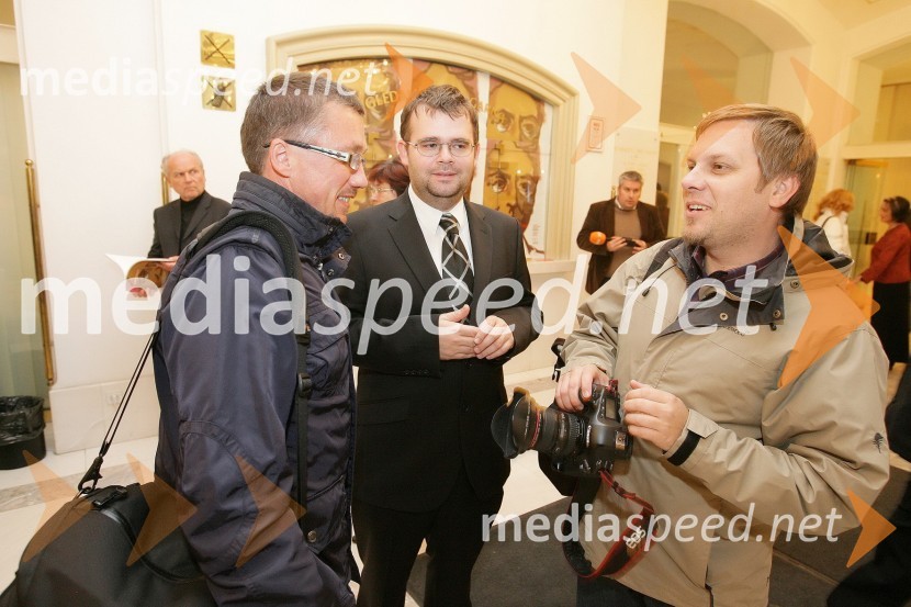 Igor Napast, fotograf, Alan Kavčič, predstavnik službe za odnose z javnostmi pri SNG Maribor in Tadej Regent, fotograf44. Borštnikovo srečanje 2009, otvoritev
