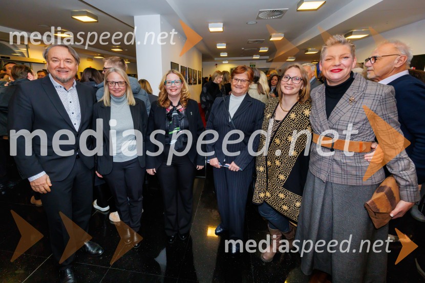  Patrik Greblo, dirigent;  ... ;  ... ;  ... ;  Sonja Poljanšek Škrabec, lastnica Welness centra SunnyKje je primadona?, premiera gledališča Koper