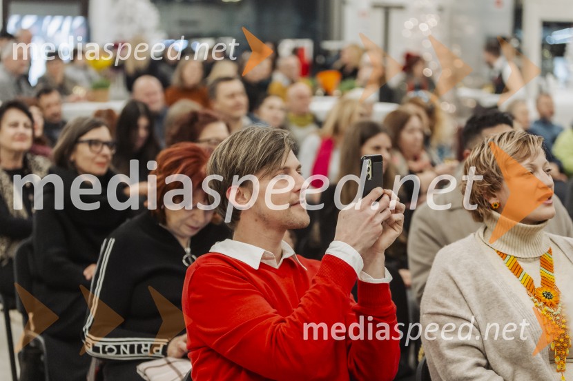 Violeta Tomić: »Ubogaj mamo in ne pozabi očeta«, predstavitev avtobiografije