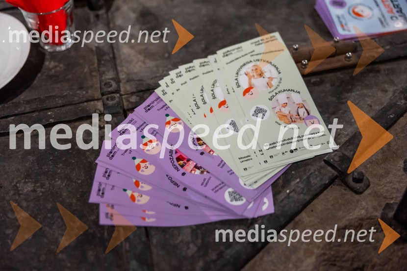 V Mestni hiši odprli razstavo Živalce in rastlinice