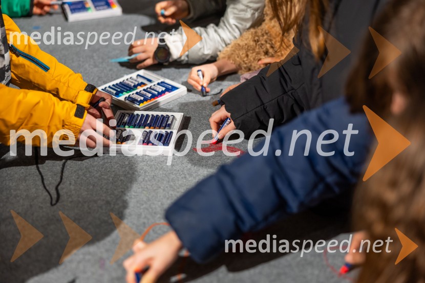 V Mestni hiši odprli razstavo Živalce in rastlinice