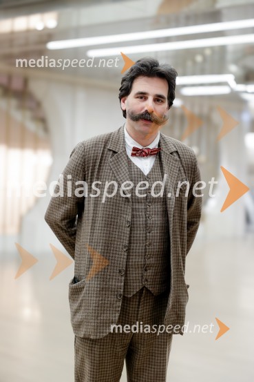 Uprizoritev romana Ivana Cankarja Na klancu