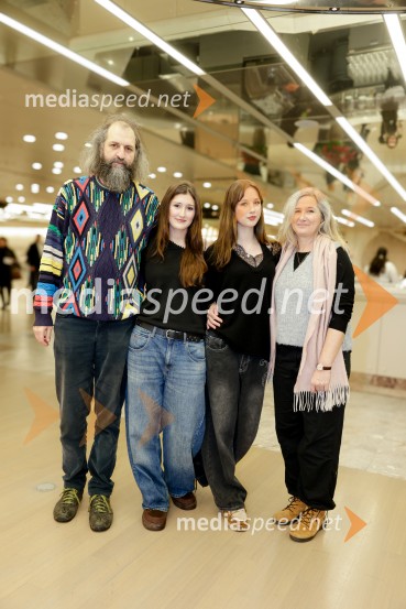 Uprizoritev romana Ivana Cankarja Na klancu