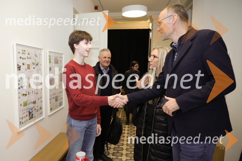 V Art centru predstavili novo poštno znamko iz serije Ljubezen ter odprli razstavo mladih ustvarjalcev