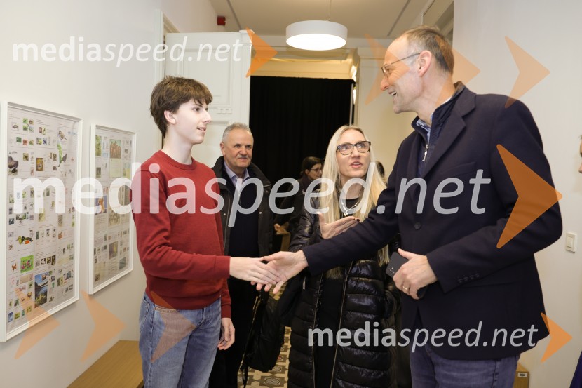 V Art centru predstavili novo poštno znamko iz serije Ljubezen ter odprli razstavo mladih ustvarjalcev