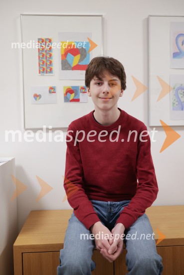 V Art centru predstavili novo poštno znamko iz serije Ljubezen ter odprli razstavo mladih ustvarjalcev