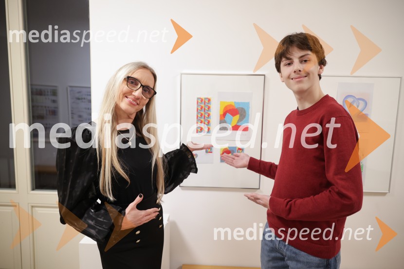 V Art centru predstavili novo poštno znamko iz serije Ljubezen ter odprli razstavo mladih ustvarjalcev