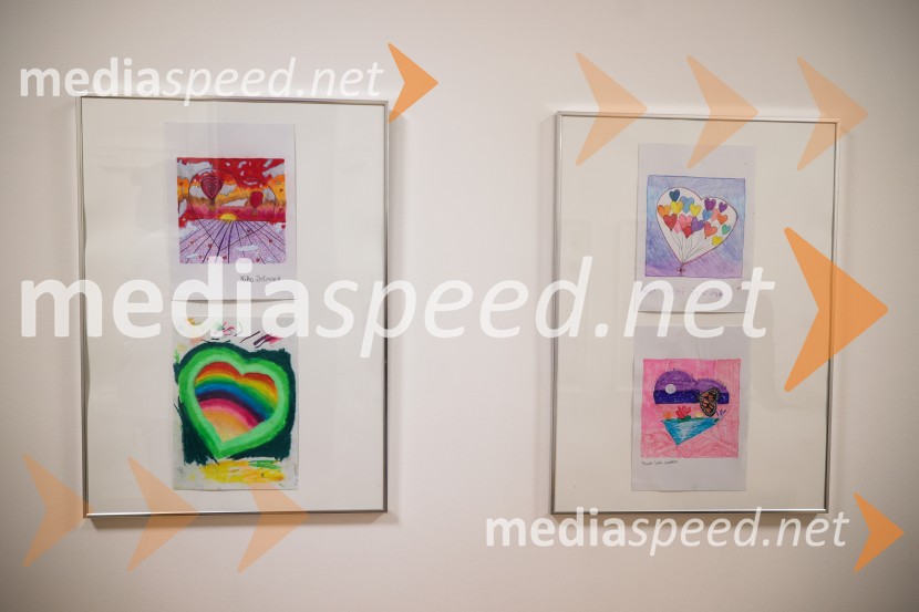 V Art centru predstavili novo poštno znamko iz serije Ljubezen ter odprli razstavo mladih ustvarjalcev