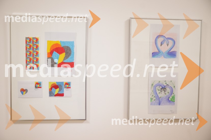 V Art centru predstavili novo poštno znamko iz serije Ljubezen ter odprli razstavo mladih ustvarjalcev