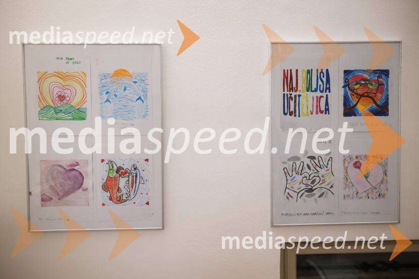 V Art centru predstavili novo poštno znamko iz serije Ljubezen ter odprli razstavo mladih ustvarjalcev