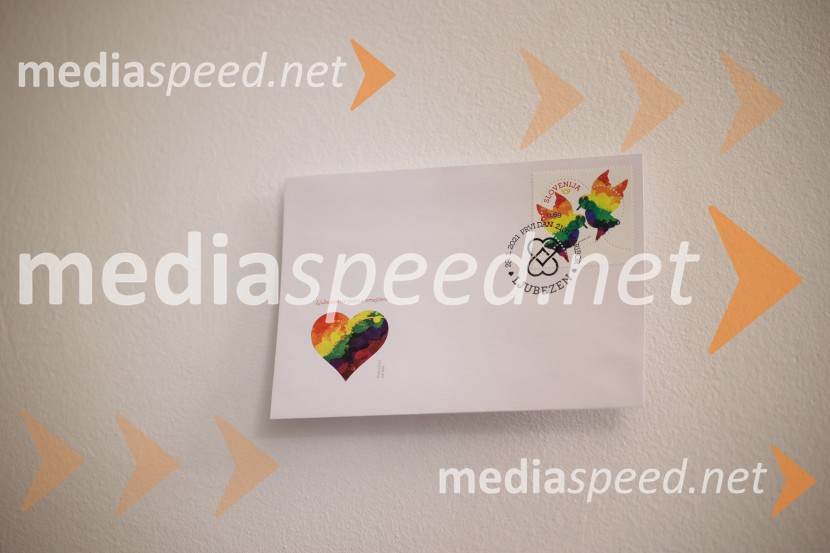 V Art centru predstavili novo poštno znamko iz serije Ljubezen ter odprli razstavo mladih ustvarjalcev