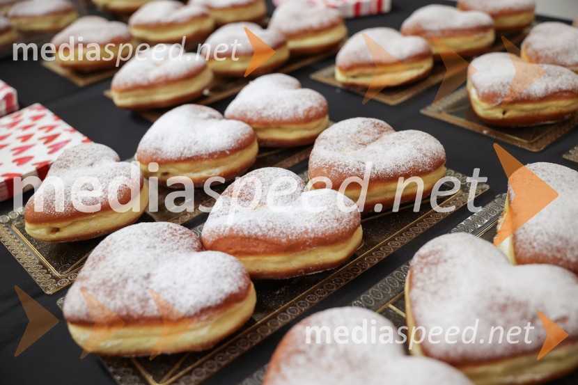 V Art centru predstavili novo poštno znamko iz serije Ljubezen ter odprli razstavo mladih ustvarjalcev