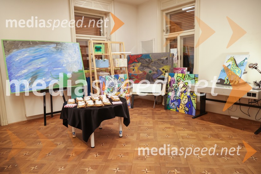 V Art centru predstavili novo poštno znamko iz serije Ljubezen ter odprli razstavo mladih ustvarjalcev