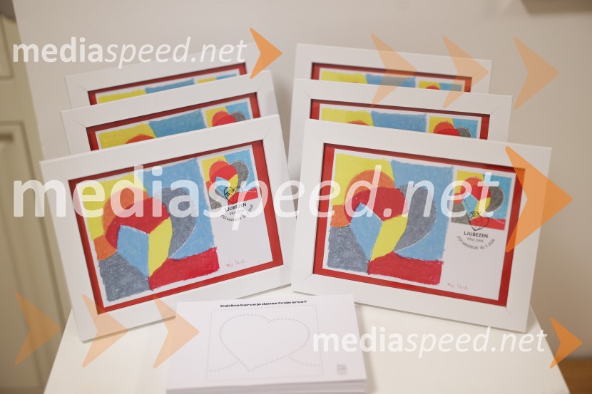 V Art centru predstavili novo poštno znamko iz serije Ljubezen ter odprli razstavo mladih ustvarjalcev
