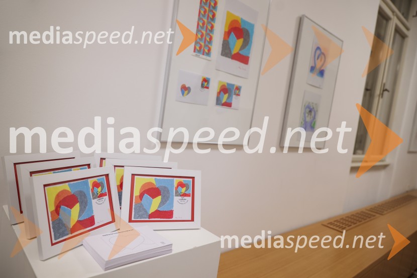 V Art centru predstavili novo poštno znamko iz serije Ljubezen ter odprli razstavo mladih ustvarjalcev