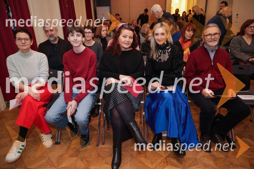 V Art centru predstavili novo poštno znamko iz serije Ljubezen ter odprli razstavo mladih ustvarjalcev