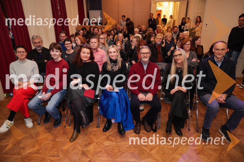 V Art centru predstavili novo poštno znamko iz serije Ljubezen ter odprli razstavo mladih ustvarjalcev