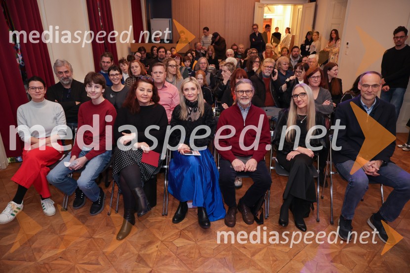V Art centru predstavili novo poštno znamko iz serije Ljubezen ter odprli razstavo mladih ustvarjalcev