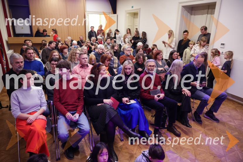 V Art centru predstavili novo poštno znamko iz serije Ljubezen ter odprli razstavo mladih ustvarjalcev