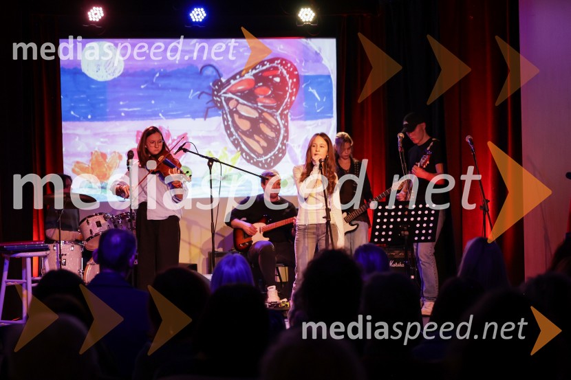 V Art centru predstavili novo poštno znamko iz serije Ljubezen ter odprli razstavo mladih ustvarjalcev