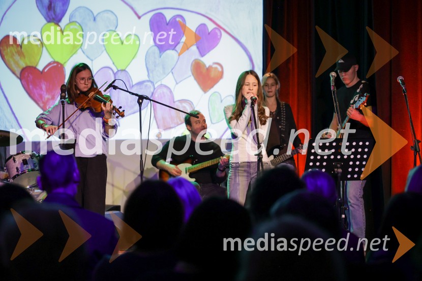 V Art centru predstavili novo poštno znamko iz serije Ljubezen ter odprli razstavo mladih ustvarjalcev