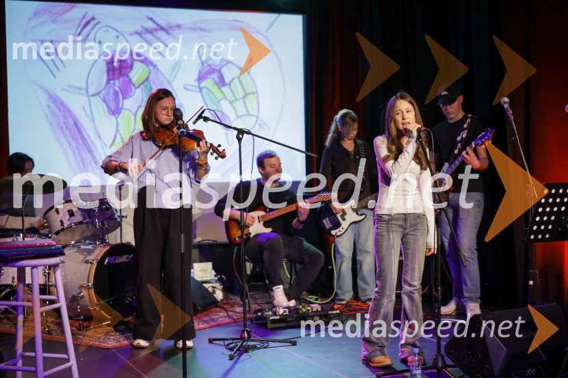 V Art centru predstavili novo poštno znamko iz serije Ljubezen ter odprli razstavo mladih ustvarjalcev