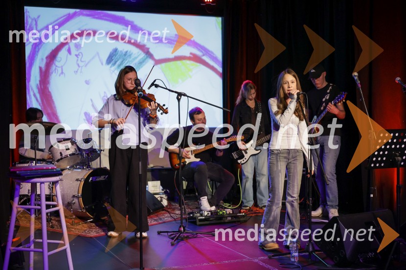 V Art centru predstavili novo poštno znamko iz serije Ljubezen ter odprli razstavo mladih ustvarjalcev