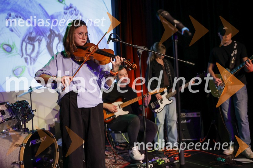 V Art centru predstavili novo poštno znamko iz serije Ljubezen ter odprli razstavo mladih ustvarjalcev