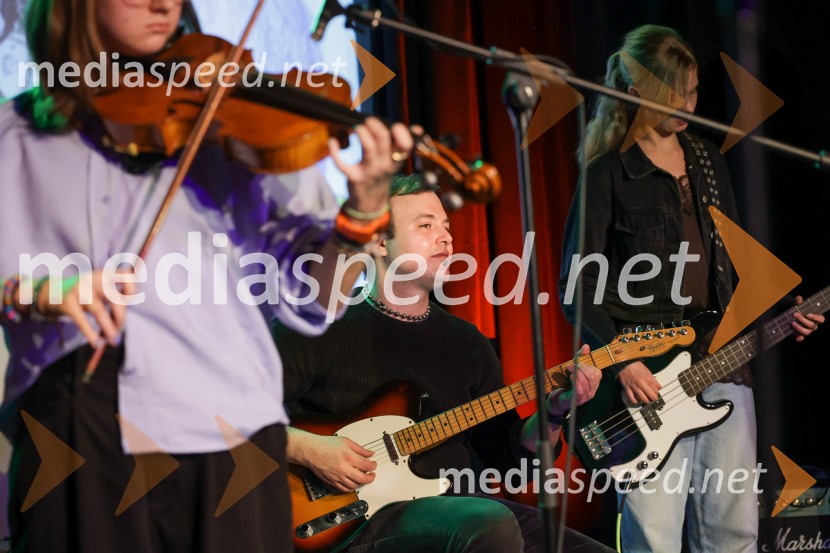 V Art centru predstavili novo poštno znamko iz serije Ljubezen ter odprli razstavo mladih ustvarjalcev