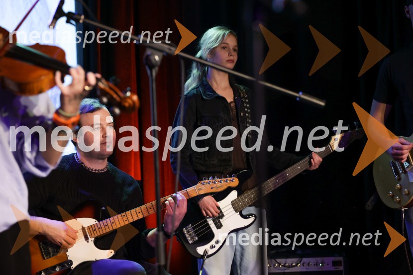 V Art centru predstavili novo poštno znamko iz serije Ljubezen ter odprli razstavo mladih ustvarjalcev