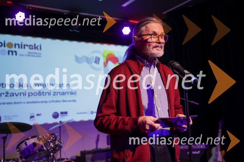 V Art centru predstavili novo poštno znamko iz serije Ljubezen ter odprli razstavo mladih ustvarjalcev