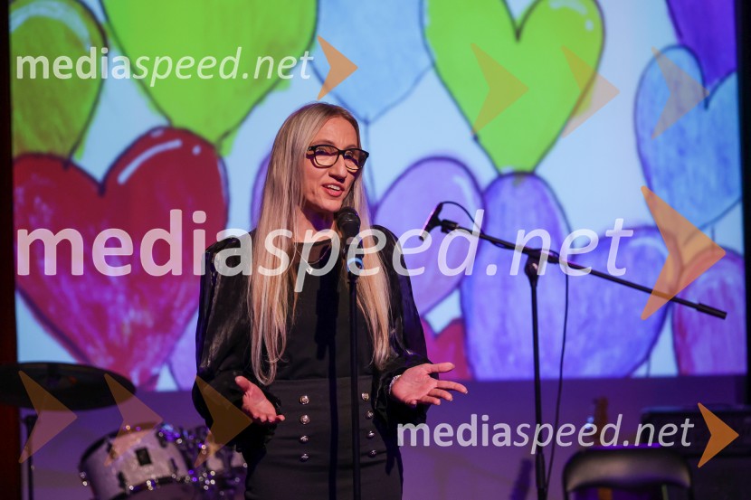 V Art centru predstavili novo poštno znamko iz serije Ljubezen ter odprli razstavo mladih ustvarjalcev