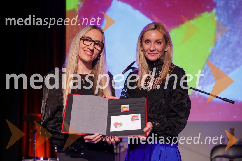 V Art centru predstavili novo poštno znamko iz serije Ljubezen ter odprli razstavo mladih ustvarjalcev