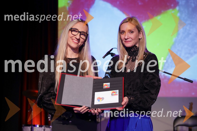 V Art centru predstavili novo poštno znamko iz serije Ljubezen ter odprli razstavo mladih ustvarjalcev