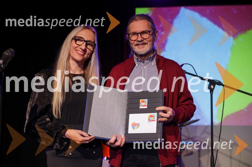 V Art centru predstavili novo poštno znamko iz serije Ljubezen ter odprli razstavo mladih ustvarjalcev