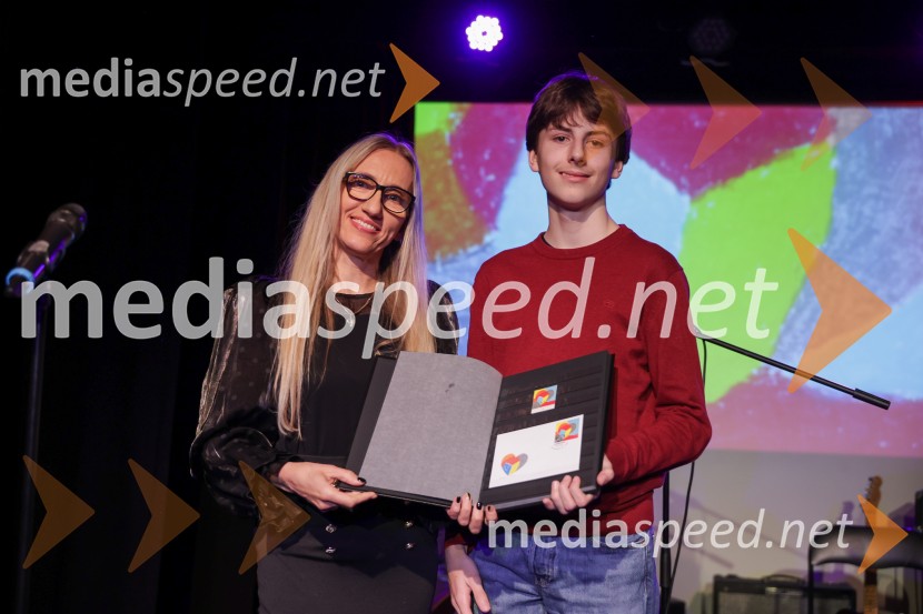 V Art centru predstavili novo poštno znamko iz serije Ljubezen ter odprli razstavo mladih ustvarjalcev