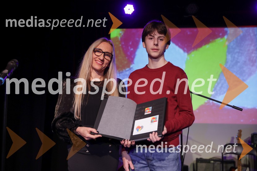 V Art centru predstavili novo poštno znamko iz serije Ljubezen ter odprli razstavo mladih ustvarjalcev