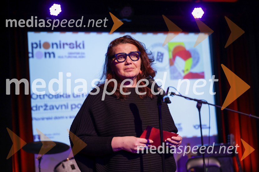 V Art centru predstavili novo poštno znamko iz serije Ljubezen ter odprli razstavo mladih ustvarjalcev