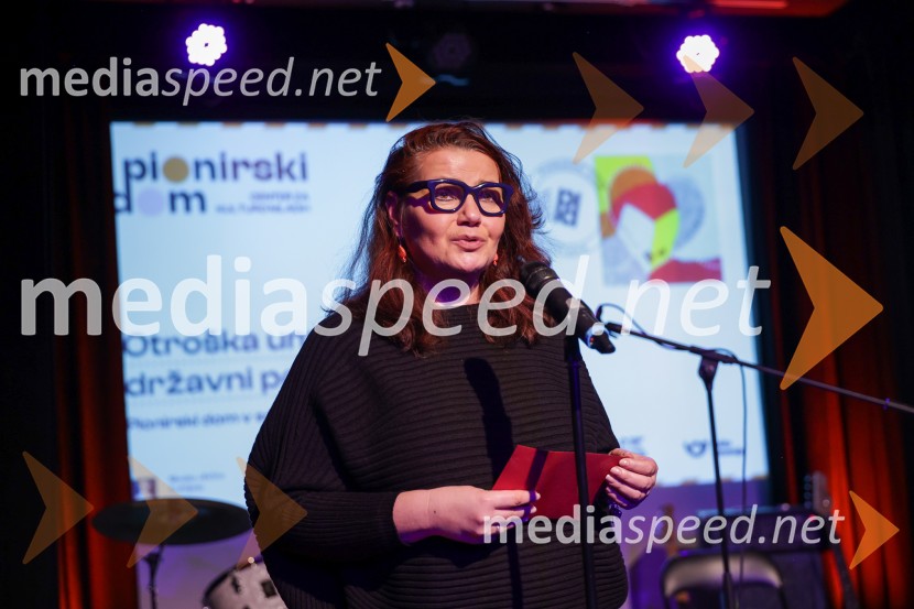 V Art centru predstavili novo poštno znamko iz serije Ljubezen ter odprli razstavo mladih ustvarjalcev