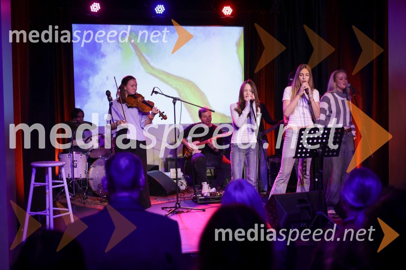 V Art centru predstavili novo poštno znamko iz serije Ljubezen ter odprli razstavo mladih ustvarjalcev