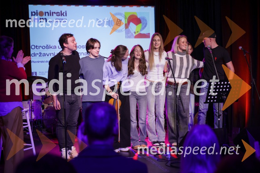 V Art centru predstavili novo poštno znamko iz serije Ljubezen ter odprli razstavo mladih ustvarjalcev