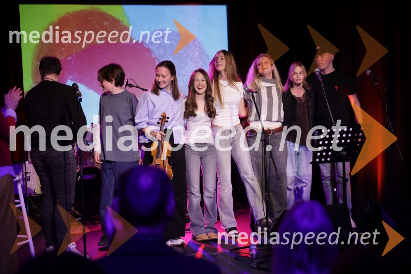 V Art centru predstavili novo poštno znamko iz serije Ljubezen ter odprli razstavo mladih ustvarjalcev