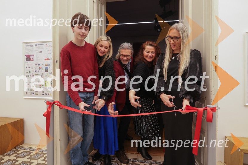 V Art centru predstavili novo poštno znamko iz serije Ljubezen ter odprli razstavo mladih ustvarjalcev