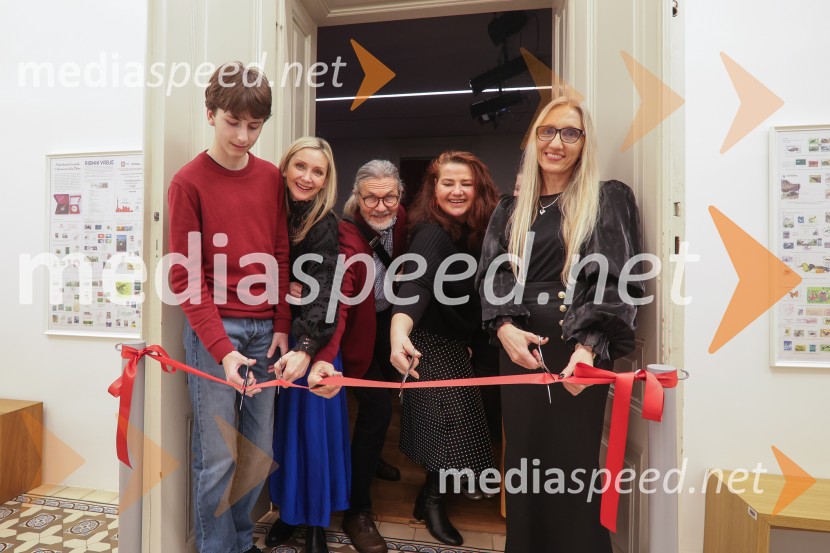 V Art centru predstavili novo poštno znamko iz serije Ljubezen ter odprli razstavo mladih ustvarjalcev