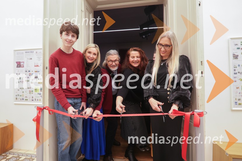 V Art centru predstavili novo poštno znamko iz serije Ljubezen ter odprli razstavo mladih ustvarjalcev