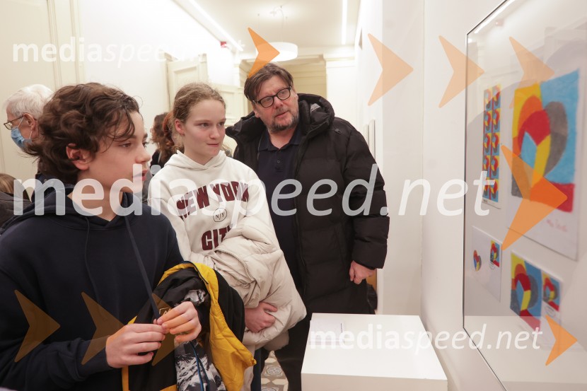 V Art centru predstavili novo poštno znamko iz serije Ljubezen ter odprli razstavo mladih ustvarjalcev