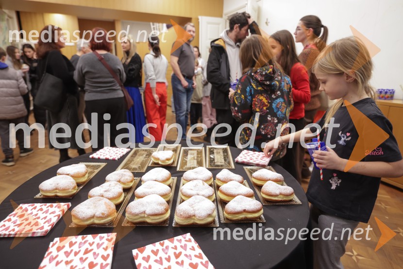 V Art centru predstavili novo poštno znamko iz serije Ljubezen ter odprli razstavo mladih ustvarjalcev