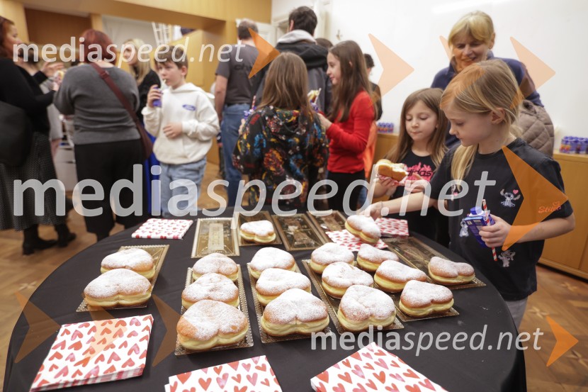 V Art centru predstavili novo poštno znamko iz serije Ljubezen ter odprli razstavo mladih ustvarjalcev
