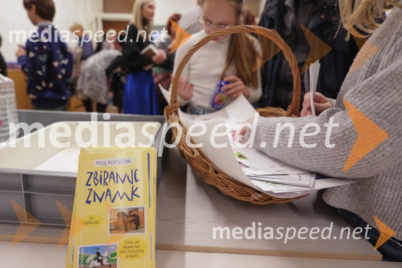 V Art centru predstavili novo poštno znamko iz serije Ljubezen ter odprli razstavo mladih ustvarjalcev