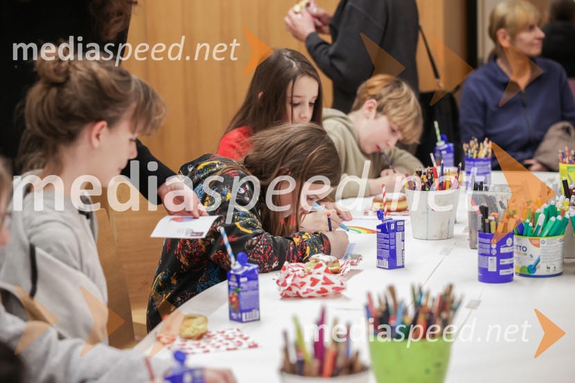 V Art centru predstavili novo poštno znamko iz serije Ljubezen ter odprli razstavo mladih ustvarjalcev